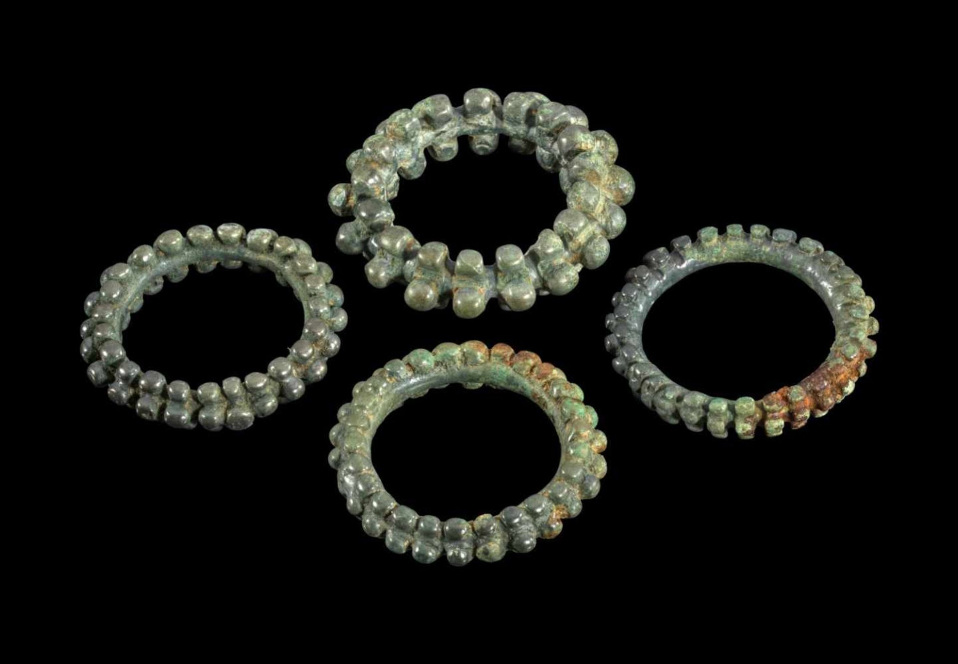 Noppenringe aus Bronze. Keltisch, 4. - 2. Jh. v. Chr. ø 5,5 - 6,5cm. Jeweils ein Ring mit drei