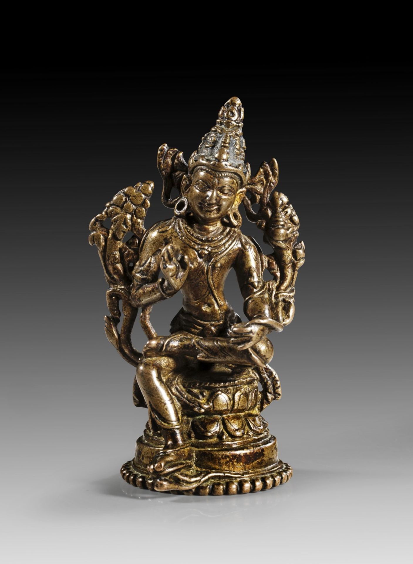 Seltene Bronzefigur des Buddha Maitreya.