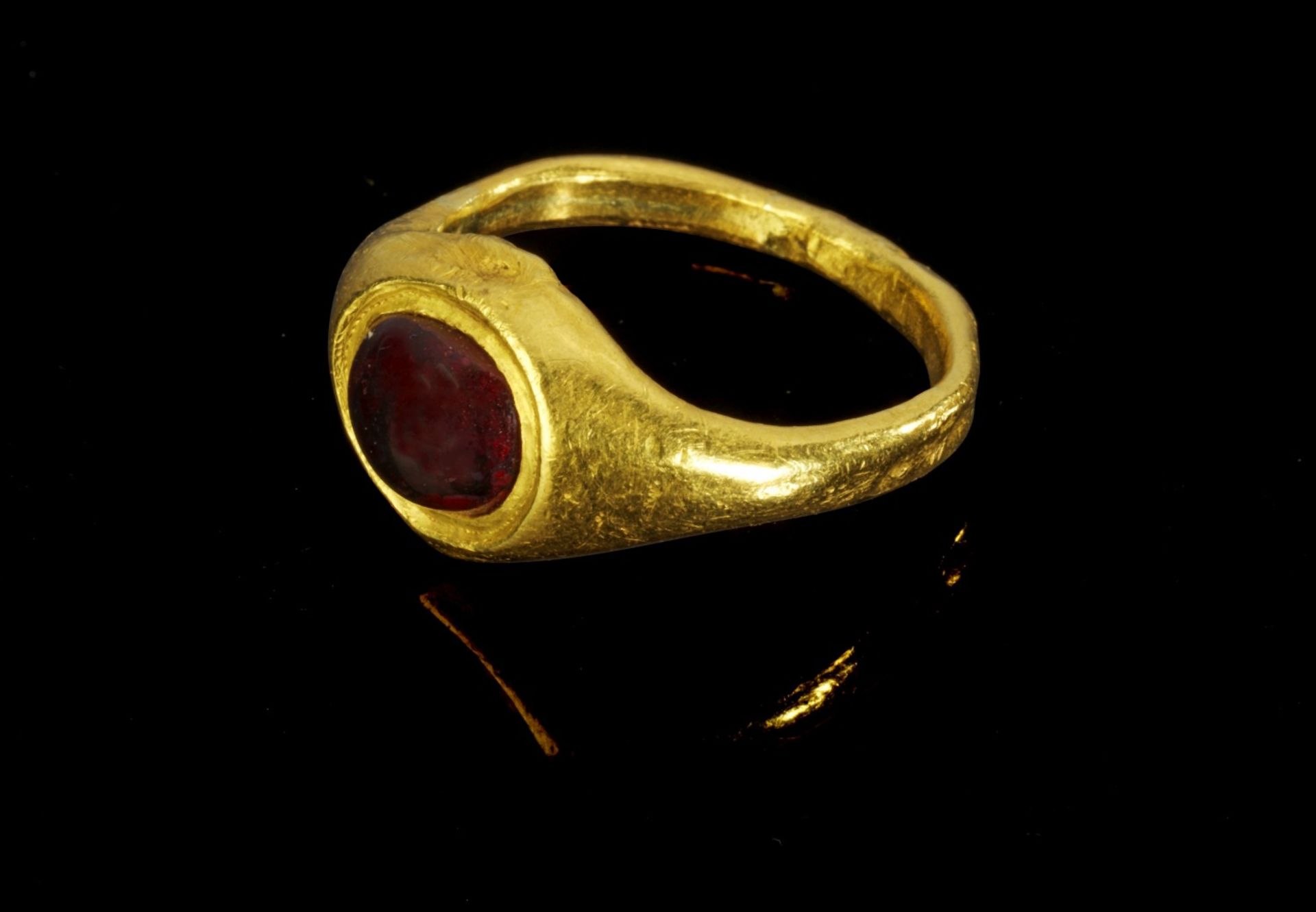 Goldener Ring mit Granat.