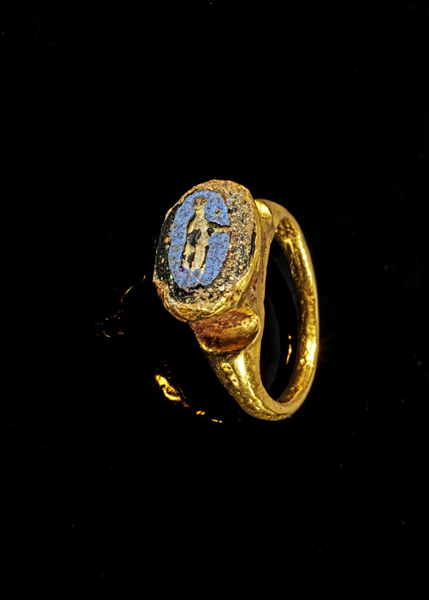 Goldener Ring mit Glasstein.