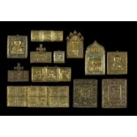 Sammlung von Bronze-Ikonen und Triptycha mit ausgewählten Heiligen.