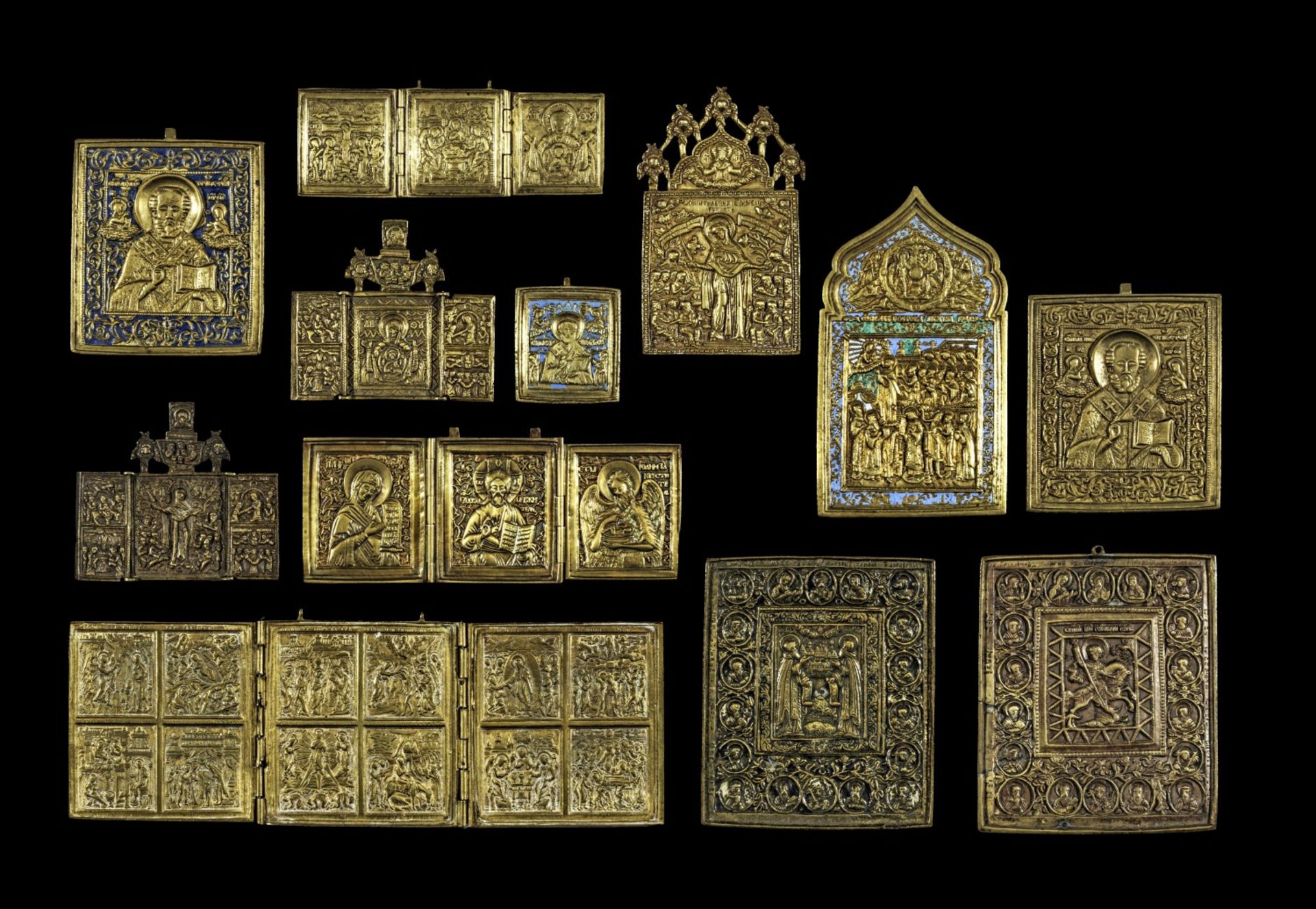 Sammlung von Bronze-Ikonen und Triptycha mit ausgewählten Heiligen.