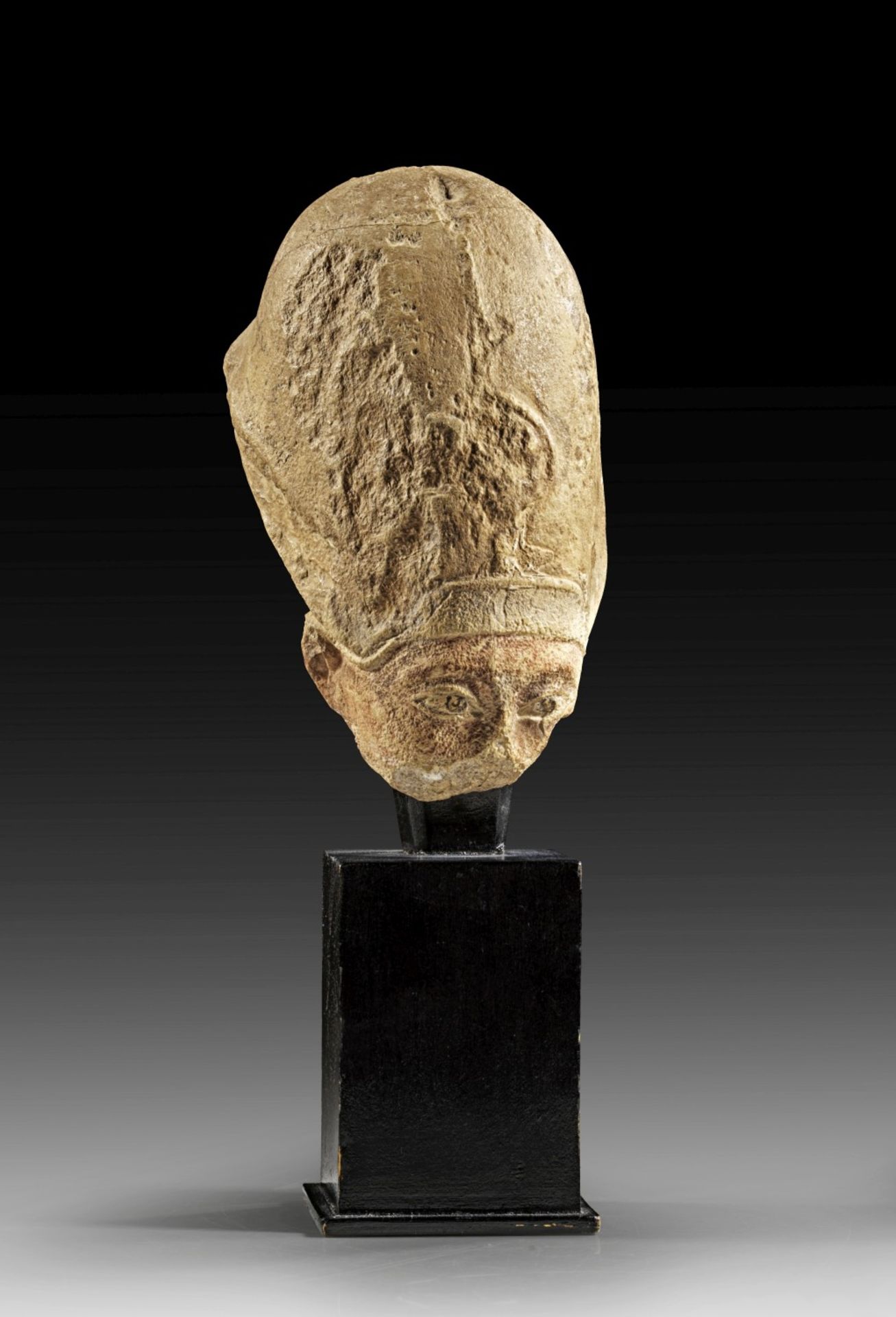 Kopf eines Pharao mit blauer Krone.