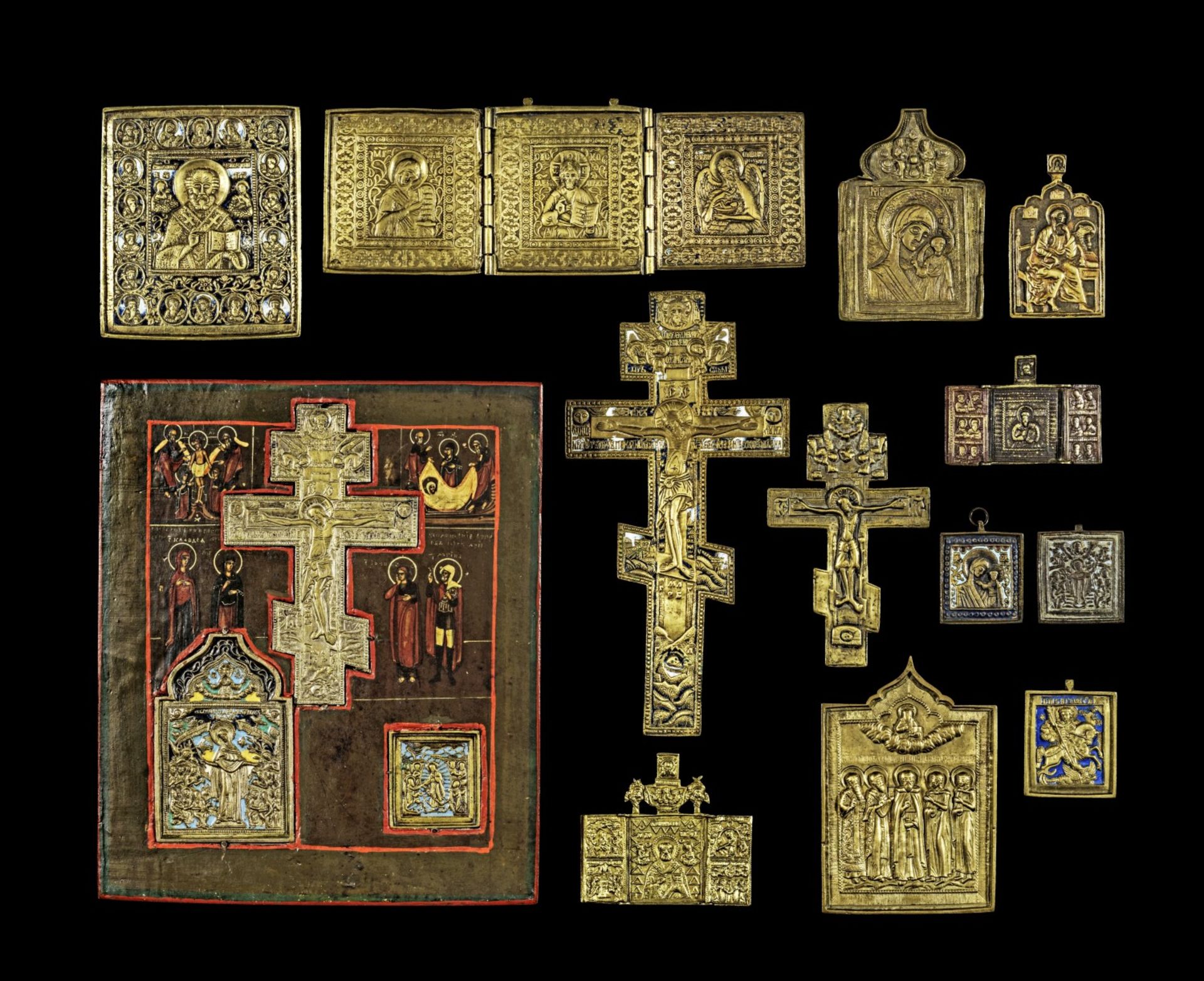 Sammlung von einer Holzikone, Kruzifixen und Bronze-Ikonen mit ausgewählten Heiligen.