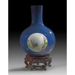Chinesische blaue Langhals-Vase.