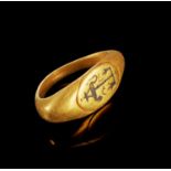 Goldener Ring mit Niello-Dekor.