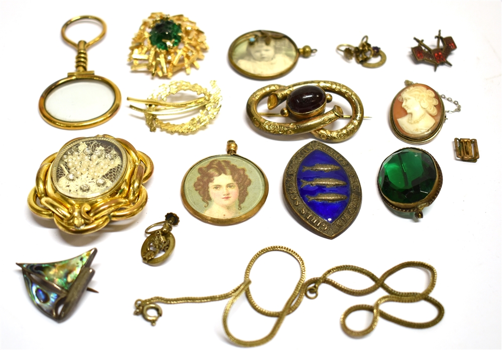A COLLECTION OF COSTUME JEWELLERY INCLUDING A 1960'S/70'S TEXTURED-STRAND AND IMITATION GREEN