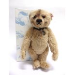 A STEIFF COLLECTOR'S TEDDY BEAR 'GATSBY' (EAN 68195550), reddish blond, with growler, limited