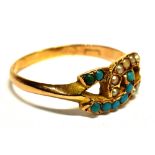 A CIRCA 1900 TURQUOISE AND SEED PEARL YELLOW GOLD DOUBLE HORSESHOE RING The interlocking horseshoe