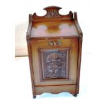 AN EDWARDIAN CARVED MAHOGANY PURDONIUM with metal liner, on ceramic casters, 38cm wide