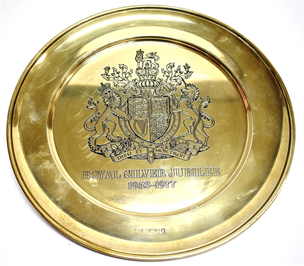 A SILVER CRESTED PLATE commemorating the Royal Silver Jubilee 1952-1977, hallmarked Birmingham, - Image 2 of 2