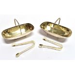 A PAIR OF EDWARDIAN SUGAR TROUGHS AND SUGAR NIPS the two faceted silver troughs with carrying
