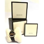A GUCCI STAINLESS STEEL 'BEE' WATCH the round textured black dial with raised yellow and orange