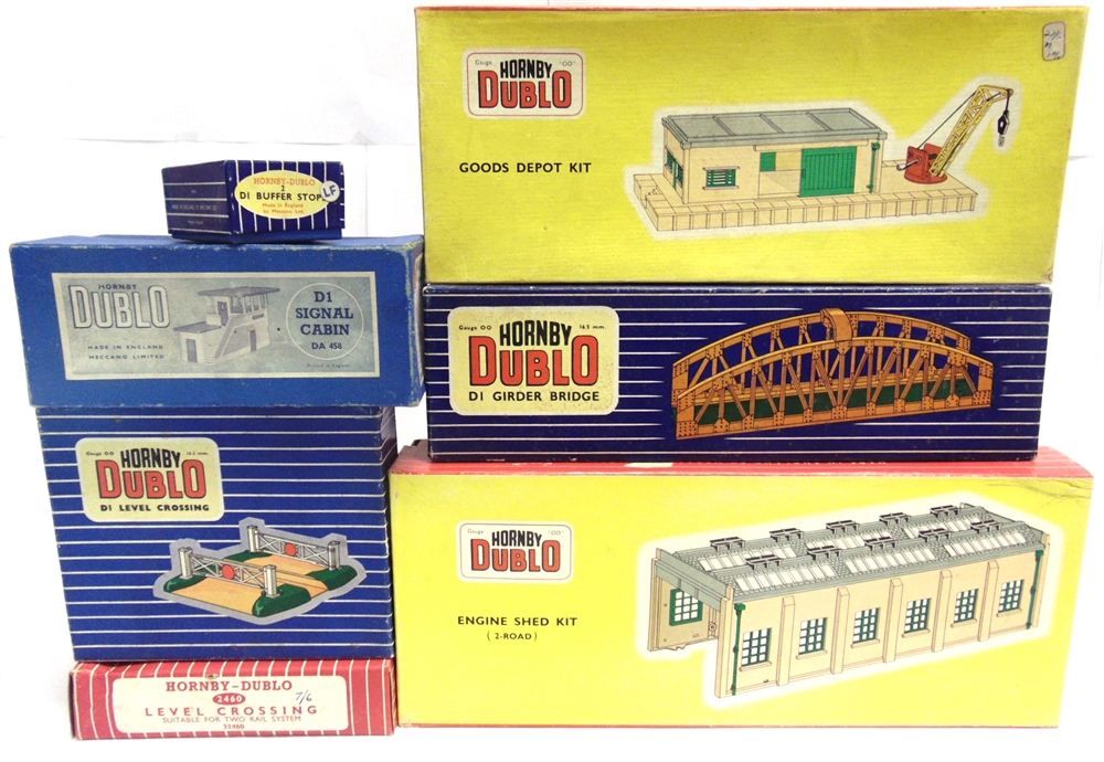 [OO GAUGE]. ASSORTED LINESIDE ACCESSORIES comprising a Hornby Dublo No.5020, Goods Depot, boxed;