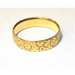 A VICTORIAN 18CT YELLOW GOLD PATTERNED WEDDING BAND Floral decoration, hallmark Birmingham 1886,