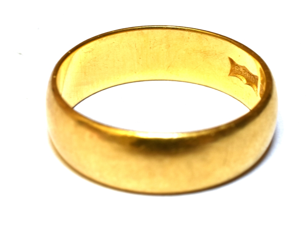 A HALLMARKED 22CT YELLOW GOLD PLAIN WEDDING BAND Of D profile section, 6mm wide, weighing approx.