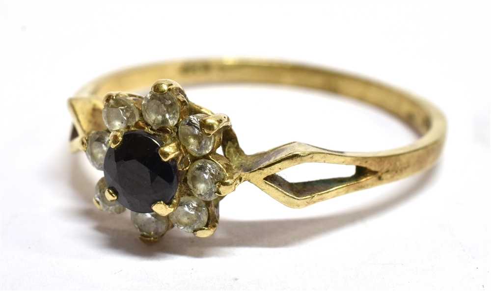 A SAPPHIRE AND WHITE CUBIC ZIRCONIA CLUSTER GOLD DRESS RING 1.6 gram, size O, the traditional - Image 2 of 3