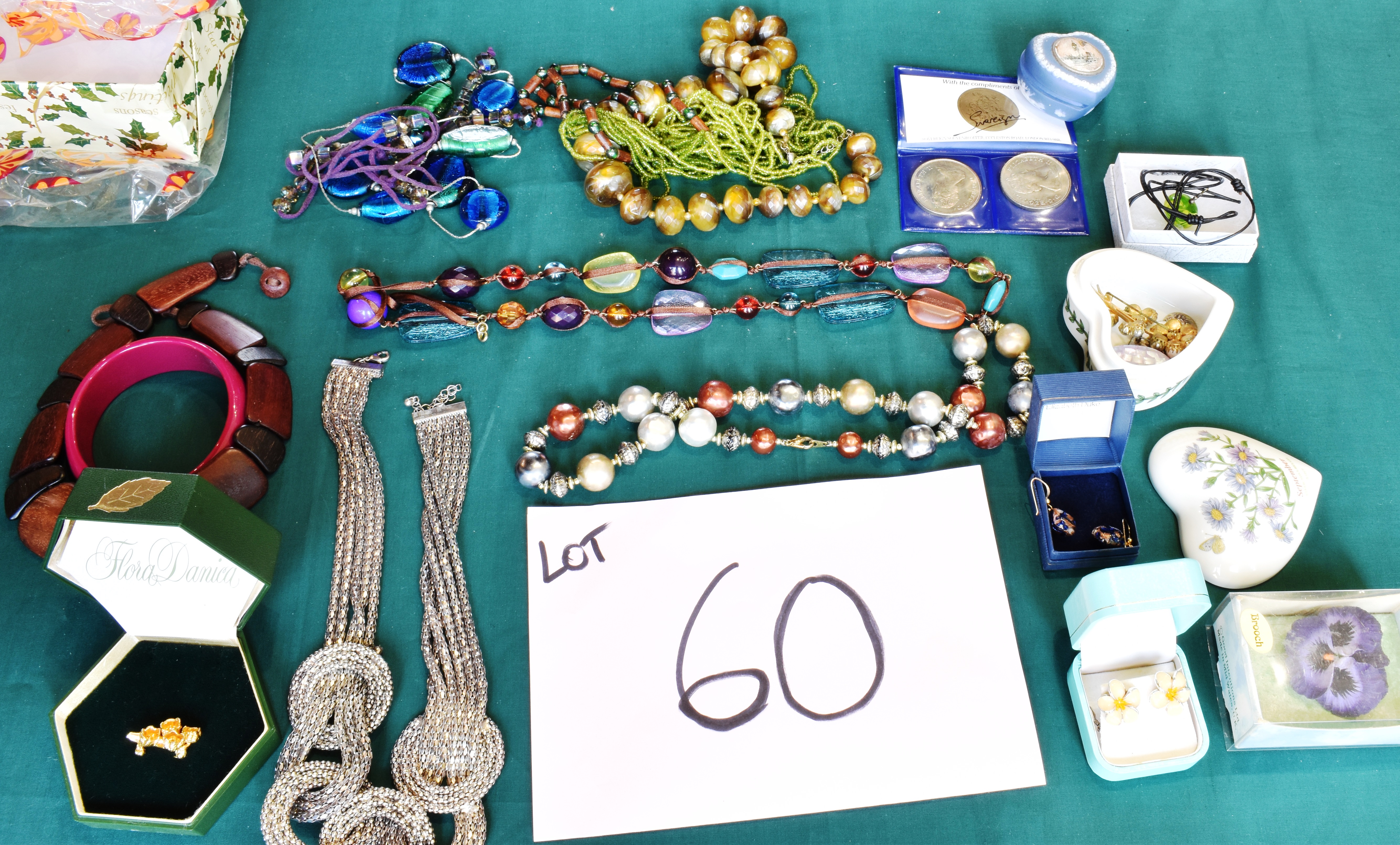 A LARGE QUANTITY OF ASSORTED COSTUME JEWELLERY to include vintage bead necklaces, also brooches, - Image 3 of 6