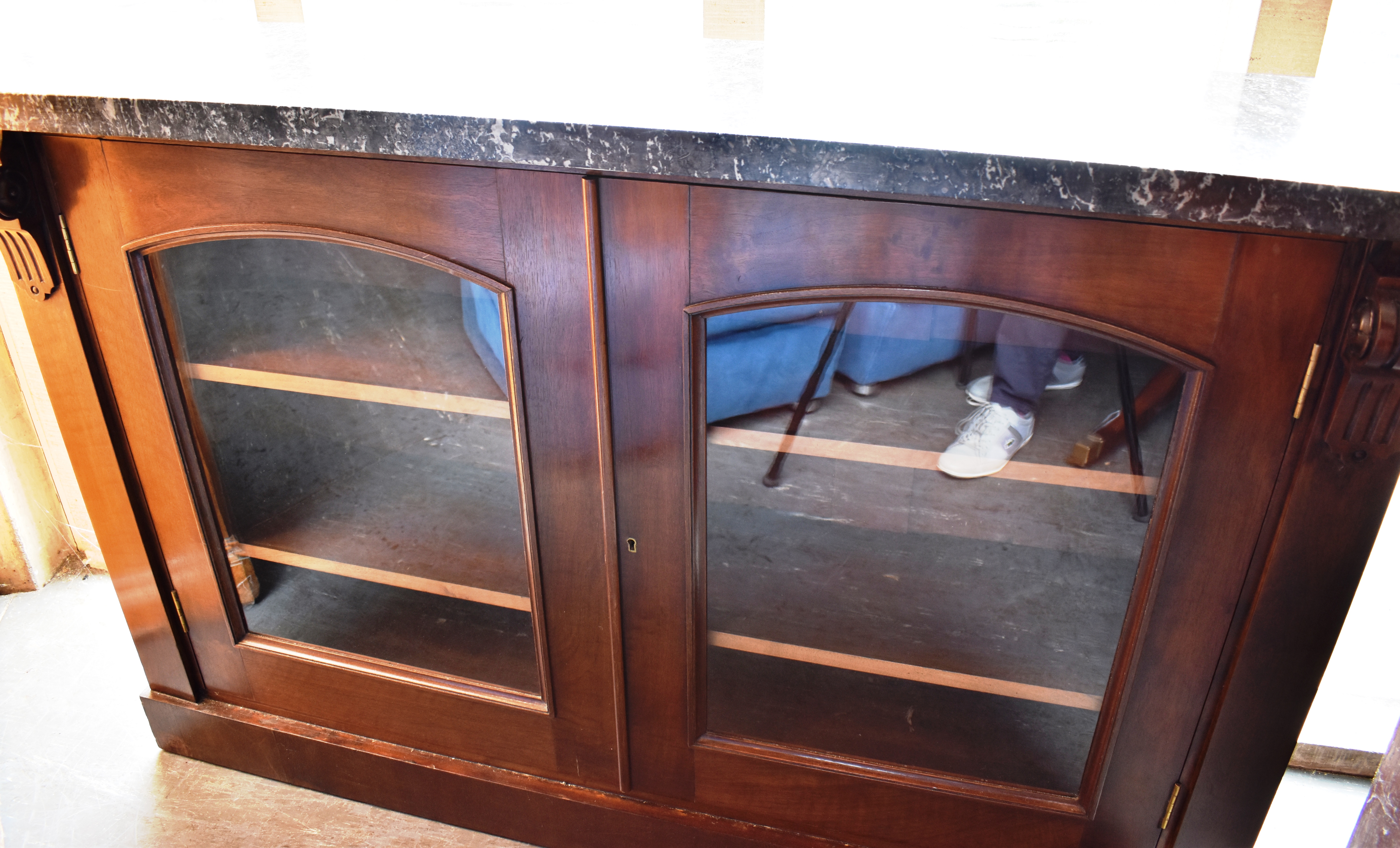 A VICTORIAN MARBLE TOP BOOKCASE with carved corbels, the glazed doors opening to two adjustable - Image 4 of 4