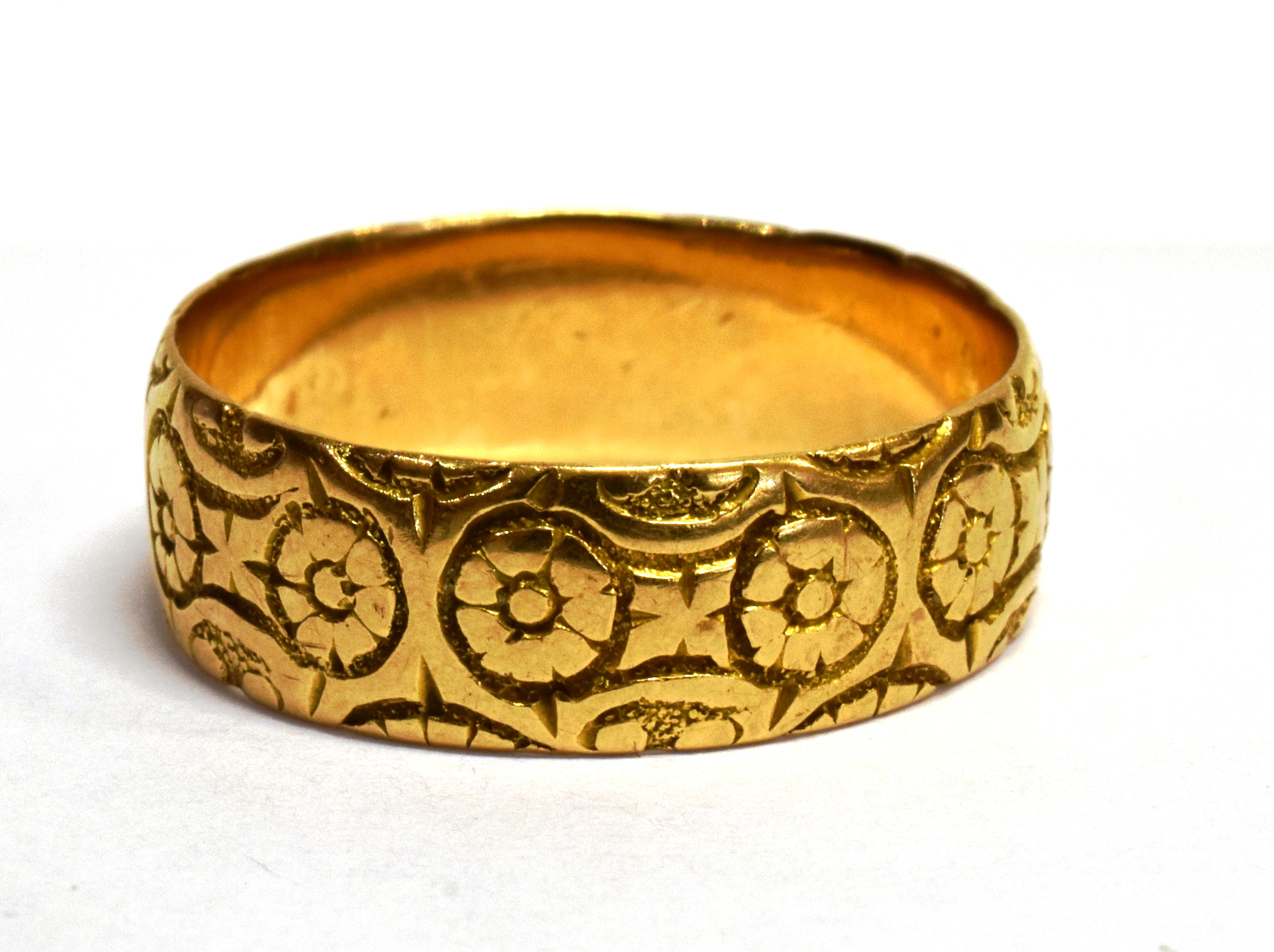 A VICTORIAN 18CT YELLOW GOLD PATTERNED WEDDING BAND Floral decoration, hallmarked Chester 1895,