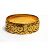 A VICTORIAN 18CT YELLOW GOLD PATTERNED WEDDING BAND Floral decoration, hallmarked Chester 1895,