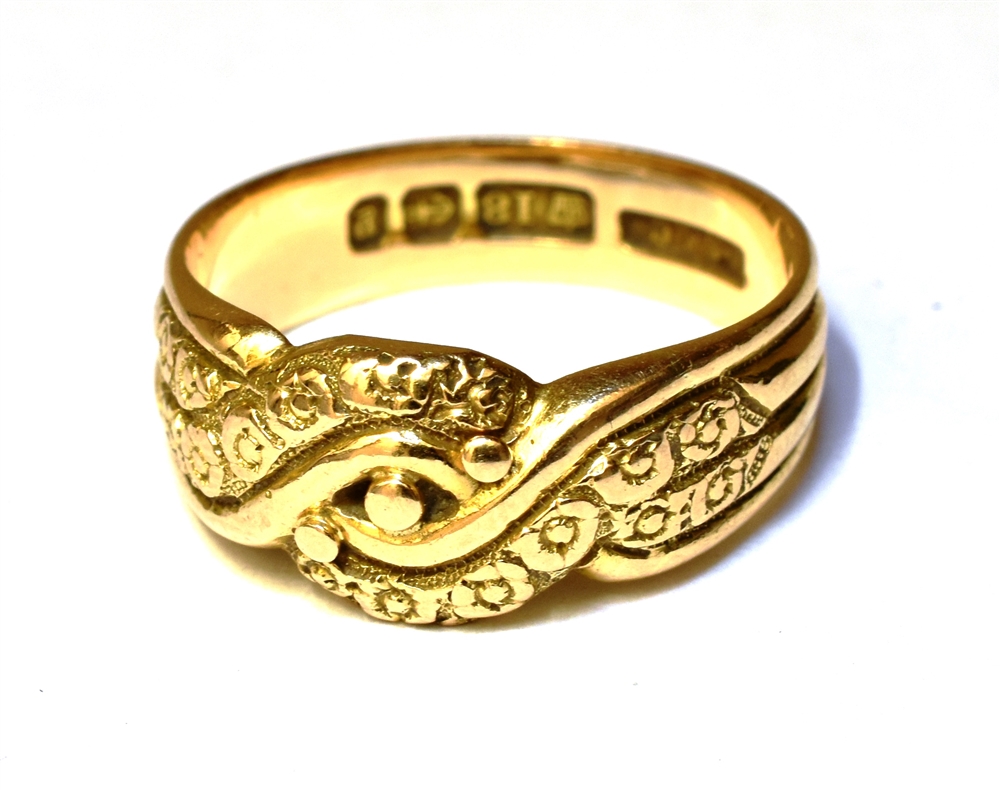 A VICTORIAN 18CT YELLOW GOLD PATTERNED BAND RING The twist design front decorated with small