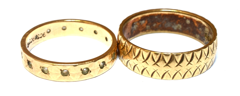 A 9CT GOLD PATTERNED WEDDING BAND Together with a 9ct gold white stone set full eternity ring, total