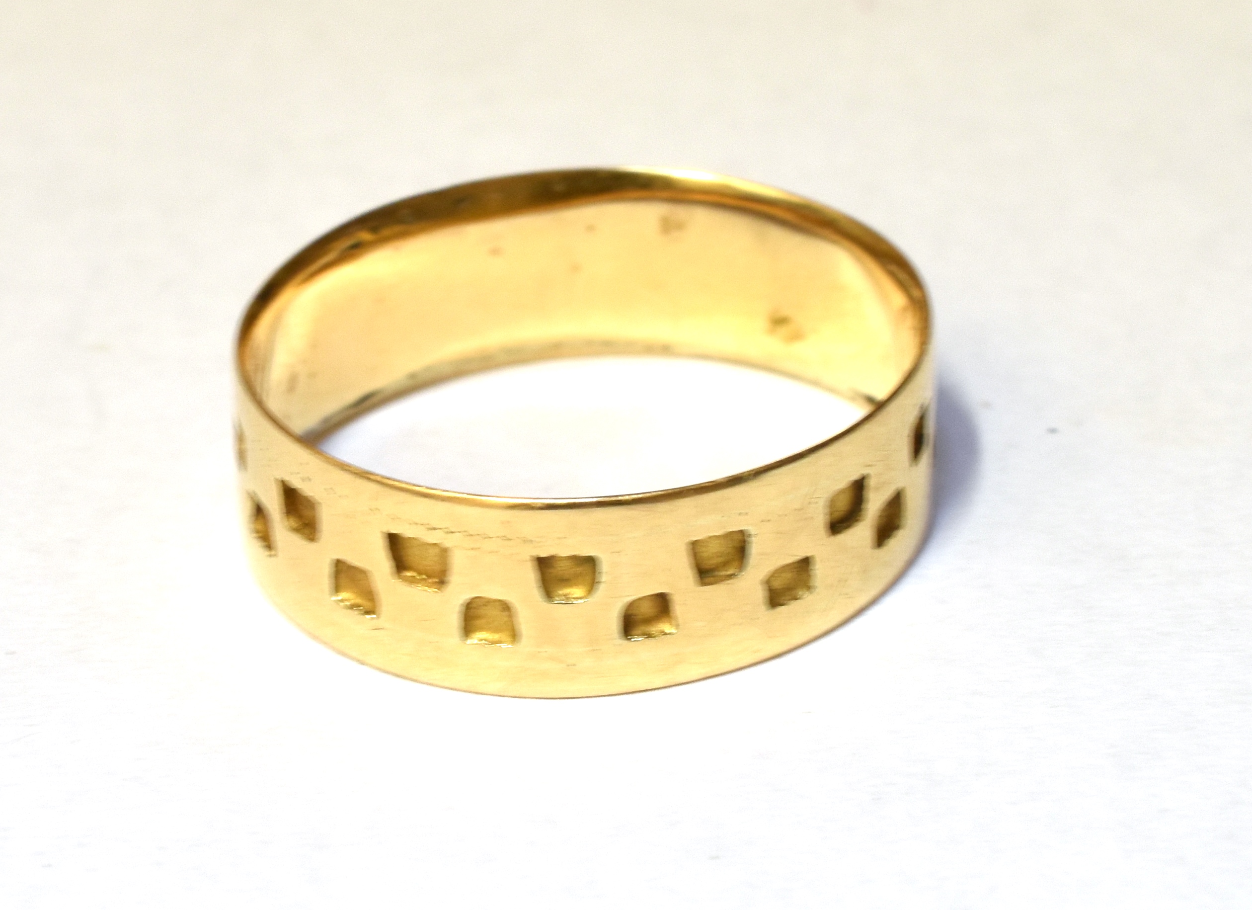 AN 18CT YELLOW GOLD PATTERNED WEDDING BAND 6mm wide, Chester marks for 1884 rubbed, size R, weighing