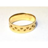 AN 18CT YELLOW GOLD PATTERNED WEDDING BAND 6mm wide, Chester marks for 1884 rubbed, size R, weighing