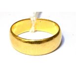 A HALLMARKED 22CT YELLOW GOLD PLAIN WEDDING BAND Of D profile section, 5mm wide, approx. 4.8g,