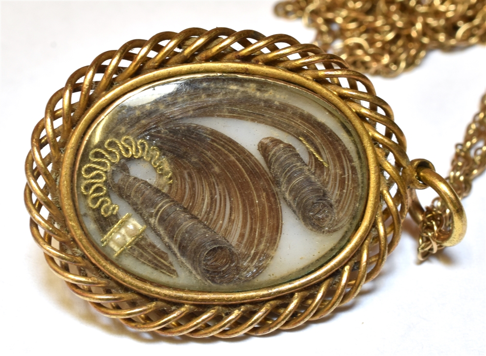 A VICTORIAN BANDED BLACK AGATE OVAL PENDANT And later 9ct gold chain, the Etruscan style oval - Image 3 of 3