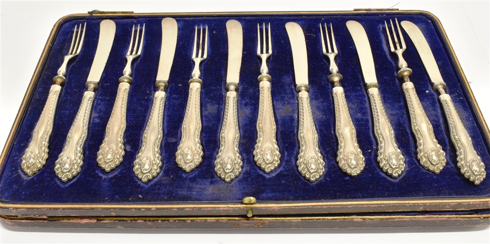 A CASED SET OF TWELVE PICKLE KNIVES AND FORKS with silver handles, hallmarks for Sheffield 1900,