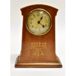 AN EDWARDIAN ART NOUVEAU MAHOGANY MANTLE CLOCK with marquetry decoration, 21cm high
