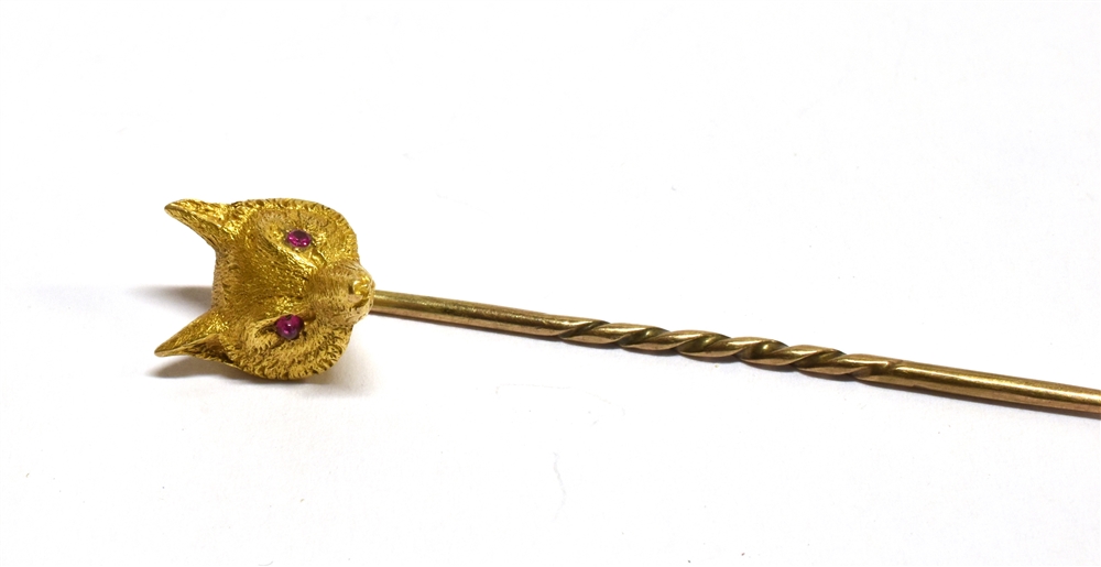 A YELLOW GOLD FOX HEAD STICKPIN Set with ruby eyes, unmarked, the head assessed as 9ct gold, gross - Image 2 of 3