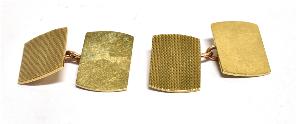 A PAIR OF 9CT GOLD CHAIN LINKED CUFFLINKS of rounded rectangular shape with engine turned pattern,