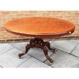 A VICTORIAN MAHOGANY OVAL DINING TABLE on quatrefoil base, 103cm x 131cm