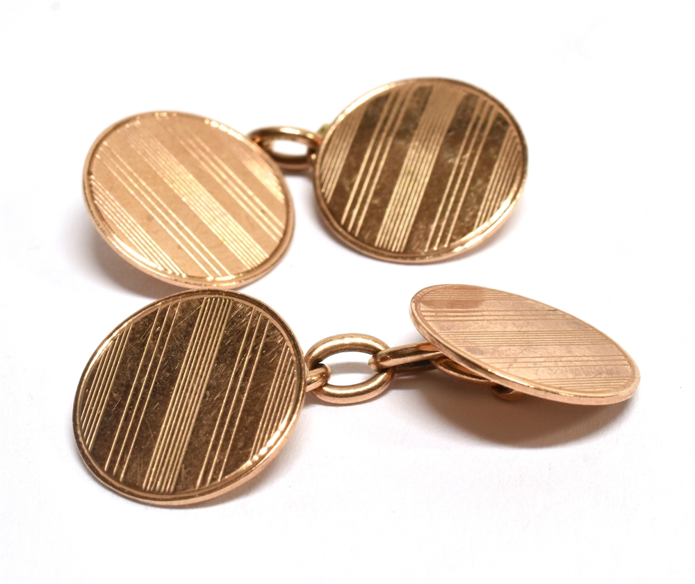 A PAIR OF 9CT ROSE GOLD CHAIN LINKED CUFFLINKS the circular links with striped engine turned