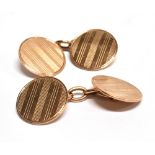A PAIR OF 9CT ROSE GOLD CHAIN LINKED CUFFLINKS the circular links with striped engine turned