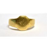 A LADIES HALLMARKED 18CT GOLD SIGNET RING Engraved worn initial to oval head, ring size L1/2, weight