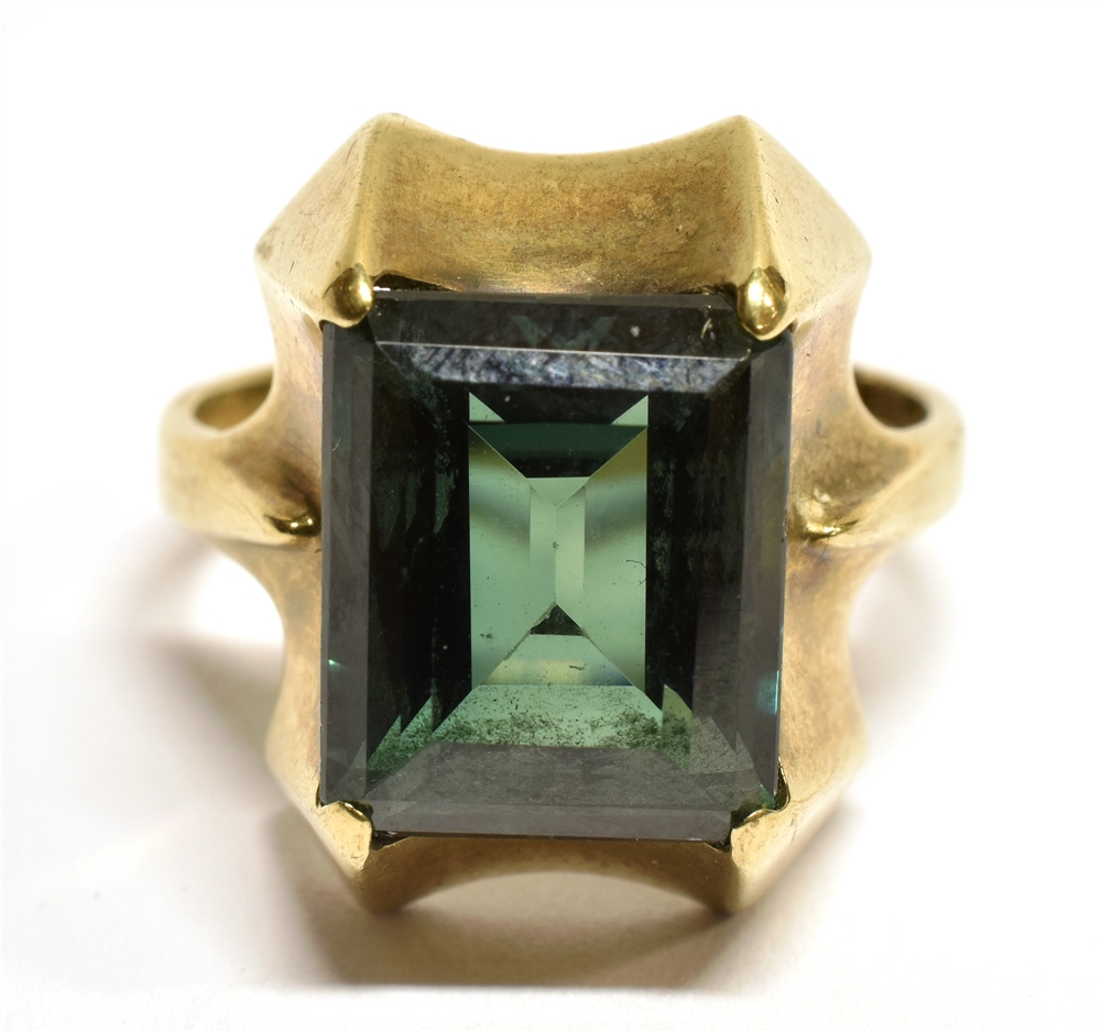 SYNTHETIC GREEN SPINEL SINGLE STONE YELLOW GOLD DRESS RING assessed as a minimum of 9 carat gold,