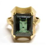 SYNTHETIC GREEN SPINEL SINGLE STONE YELLOW GOLD DRESS RING assessed as a minimum of 9 carat gold,