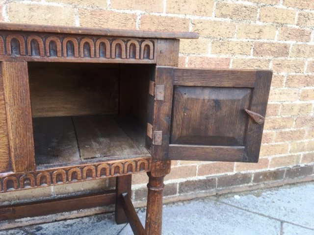 A SMALL ‘IPSWICH OAK’ SIDEBOARD - Bild 4 aus 4