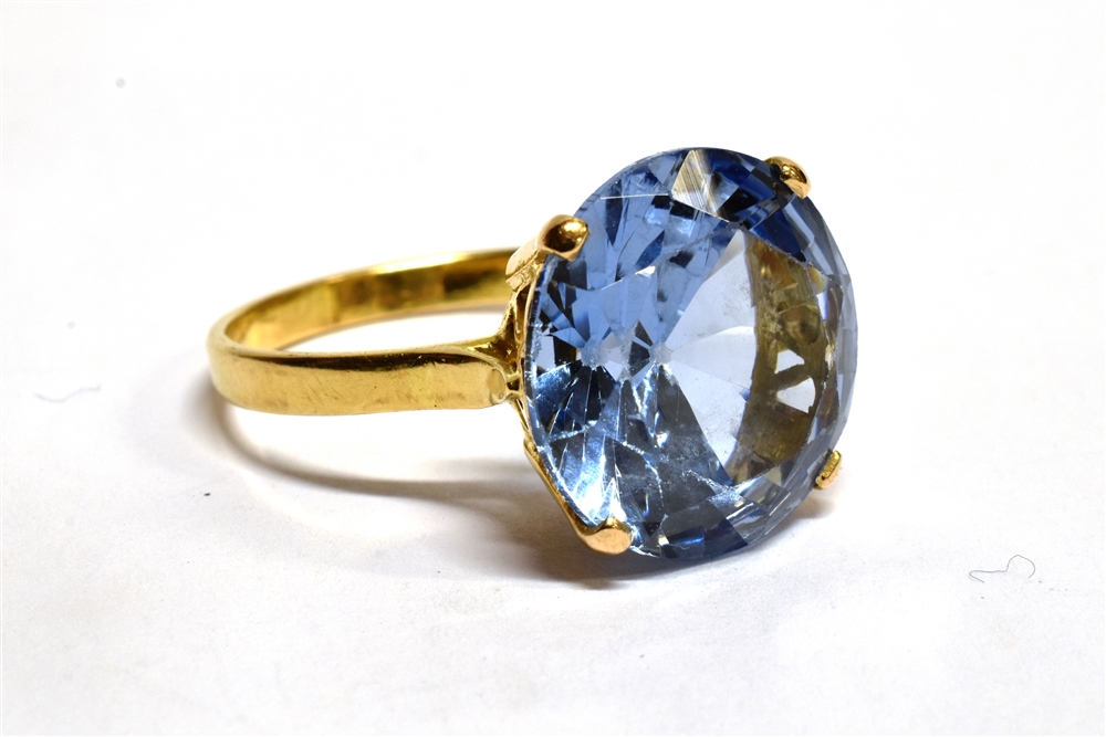 A 9CT GOLD SYNTHETIC BLUE SPINEL SINGLE STONE DRESS RING the large light blue synthetic spinel
