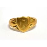 A GENT'S 18CT GOLD SHIELD FRONTED SIGNET RING with monogrammed initials, grooved shoulders to