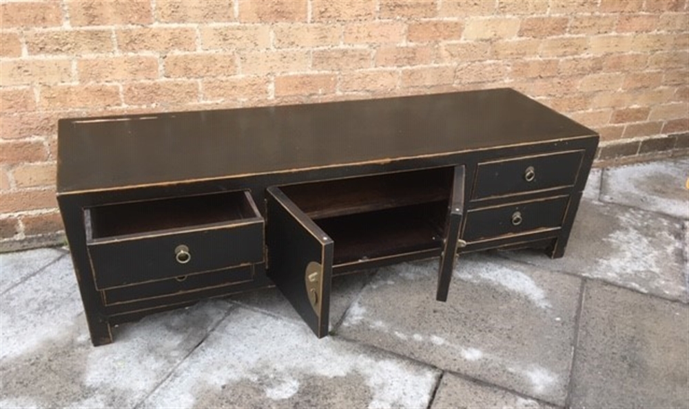 A CHINESE EBONISED LOW SIDEBOARD with central cupboard flanked by pair of drawers to each side, - Bild 2 aus 2