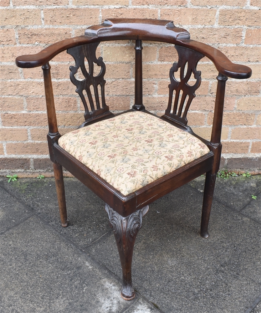A MAHOGANY CORNER ARMCHAIR with pierced vase shaped splats, carved cabriole front support