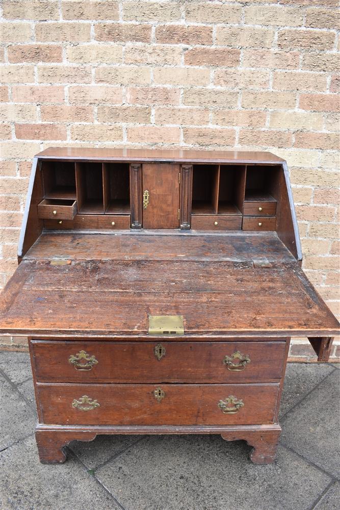 A GEORGE III PROVINICIAL OAK BUREAU with fitted interior above four long graduated drawers, on - Bild 2 aus 3