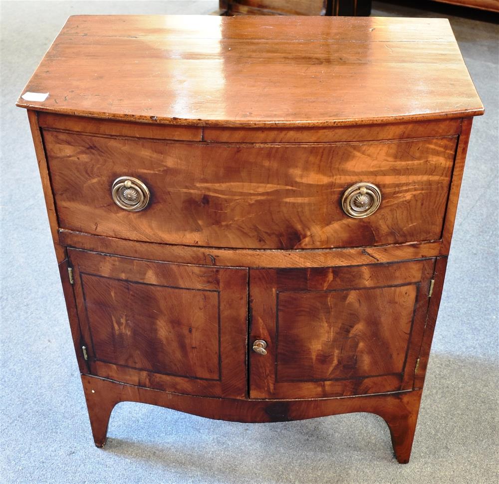 A GEORGE III MAHOGANY BOWFRONT COMMODE on bracket feet, 60cm wide 39cm deep 68cm high - Bild 3 aus 3