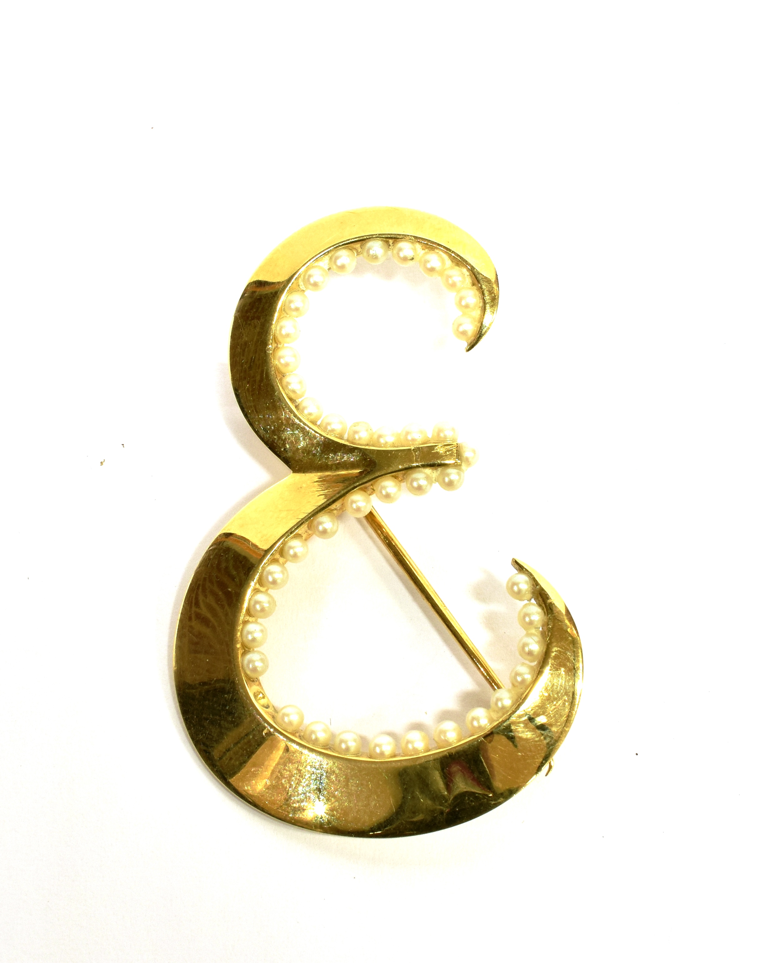AN 18CT GOLD INITIAL E BROOCH the script design E with small seed pearls set to inner edge, 5cms