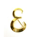 AN 18CT GOLD INITIAL E BROOCH the script design E with small seed pearls set to inner edge, 5cms